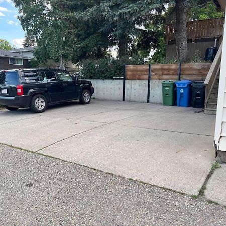 Cozy Basement Suite-溫馨小屋 Designated Parking Calgary Bagian luar foto