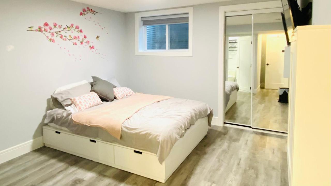 Cozy Basement Suite-溫馨小屋 Designated Parking Calgary Bagian luar foto