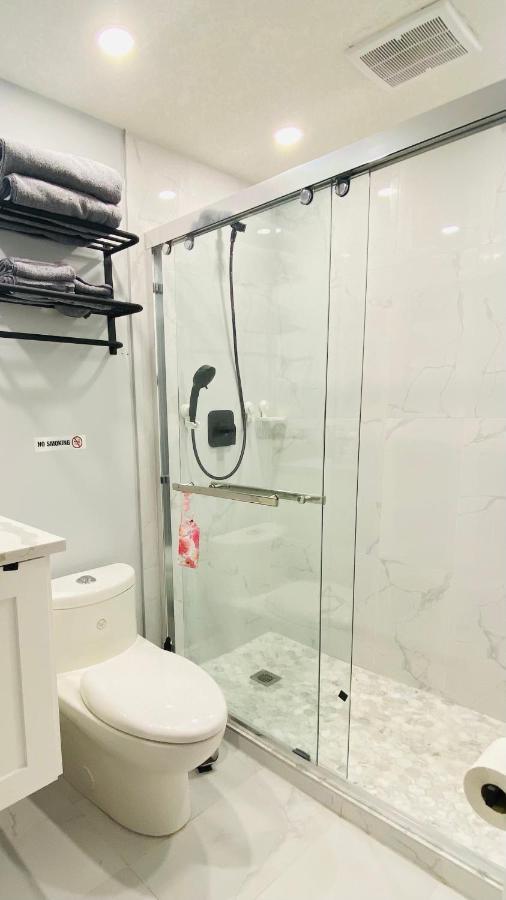 Cozy Basement Suite-溫馨小屋 Designated Parking Calgary Bagian luar foto