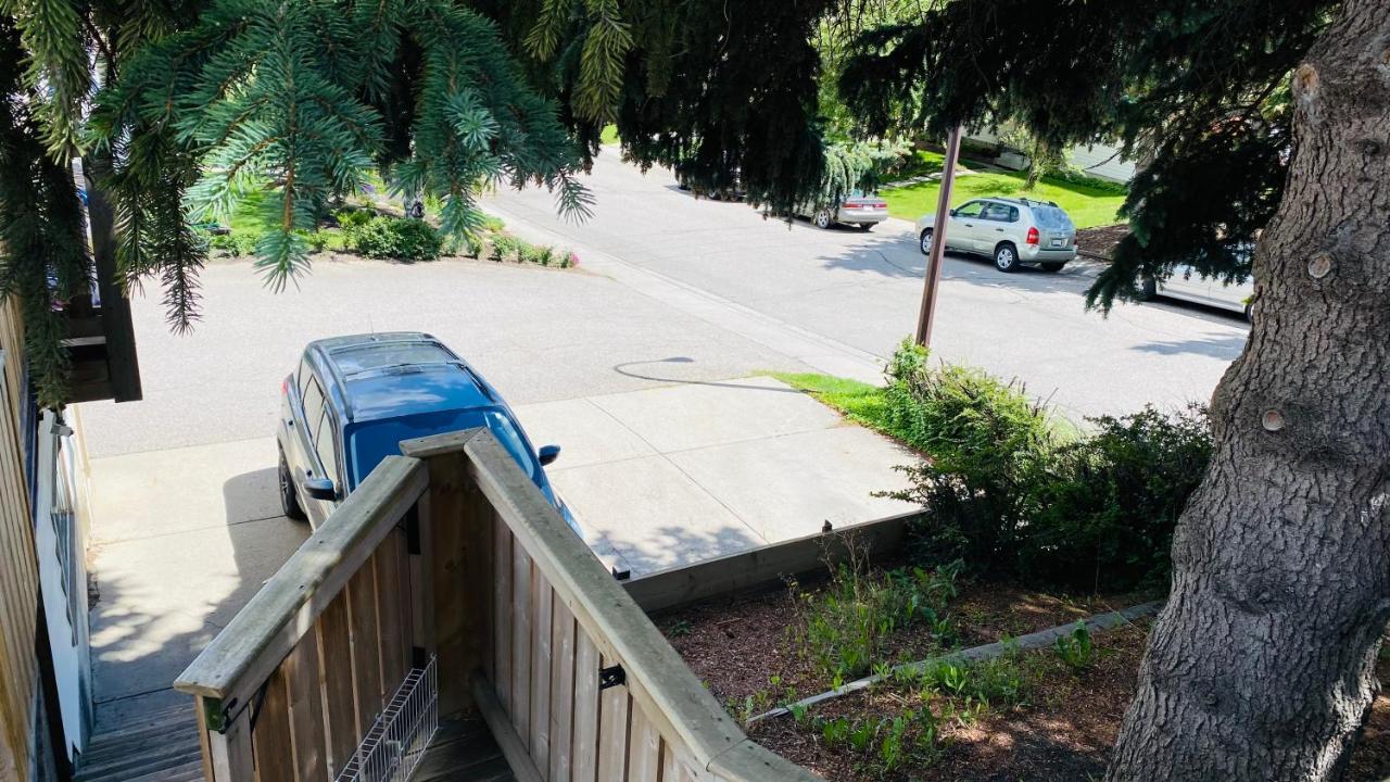 Cozy Basement Suite-溫馨小屋 Designated Parking Calgary Bagian luar foto