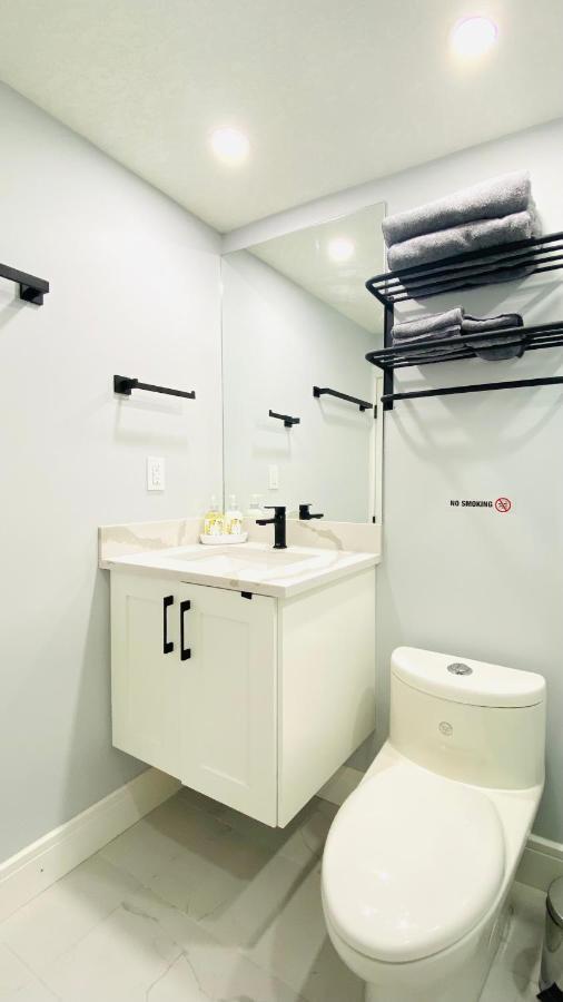 Cozy Basement Suite-溫馨小屋 Designated Parking Calgary Bagian luar foto