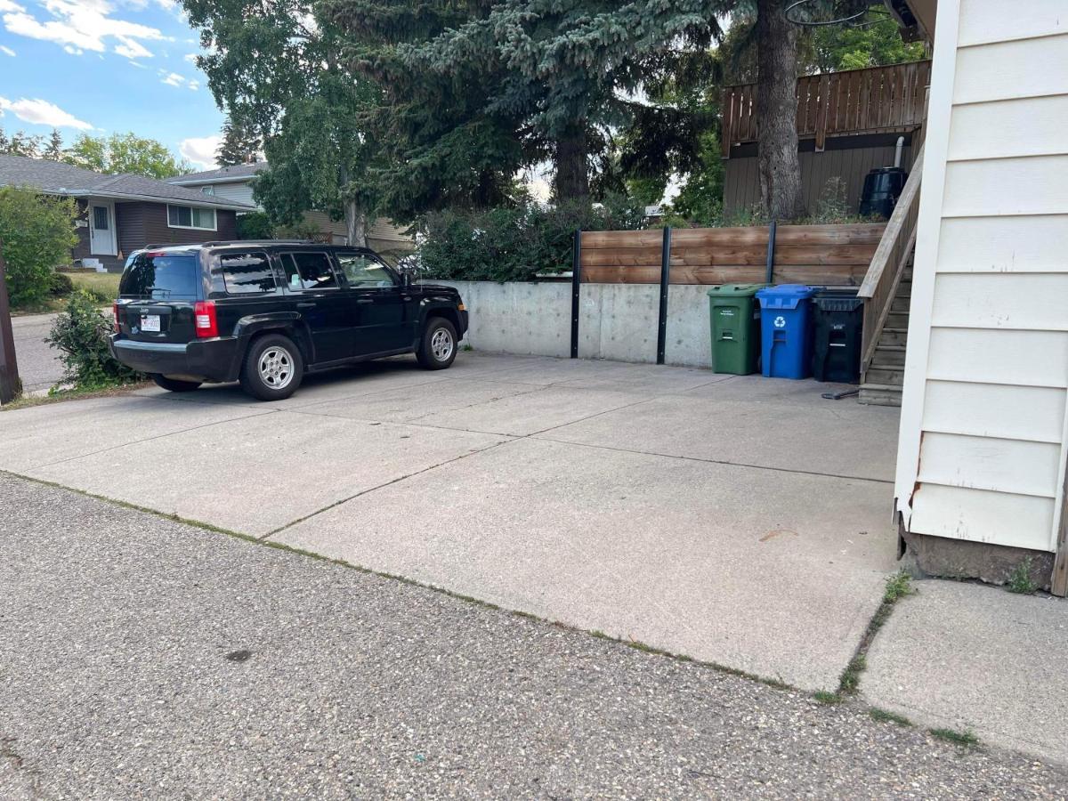 Cozy Basement Suite-溫馨小屋 Designated Parking Calgary Bagian luar foto