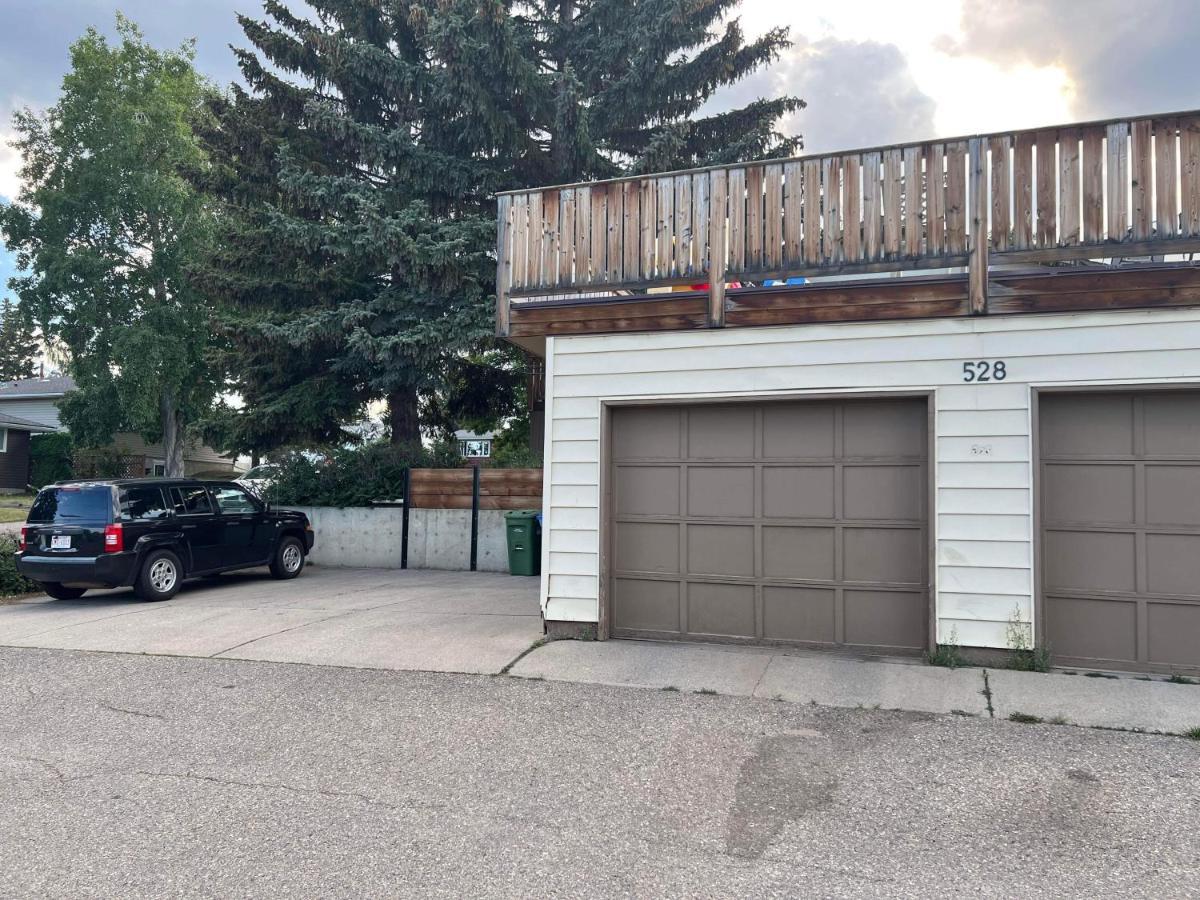 Cozy Basement Suite-溫馨小屋 Designated Parking Calgary Bagian luar foto