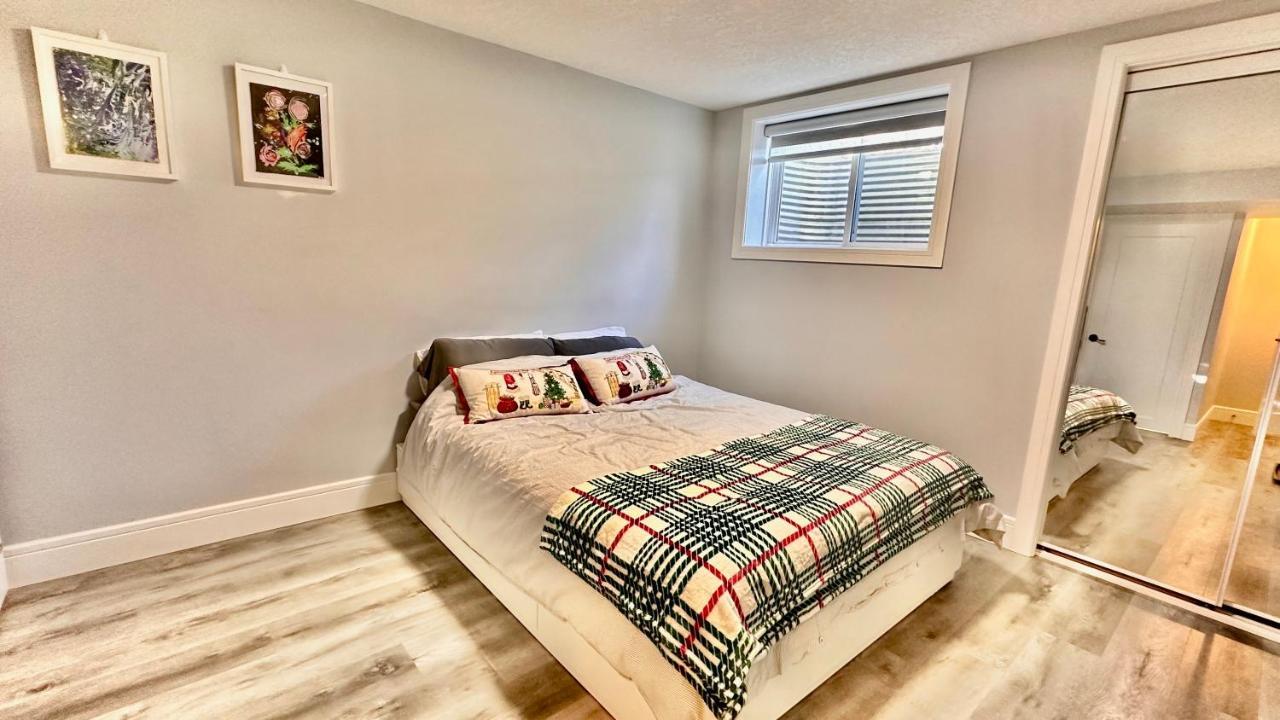 Cozy Basement Suite-溫馨小屋 Designated Parking Calgary Bagian luar foto