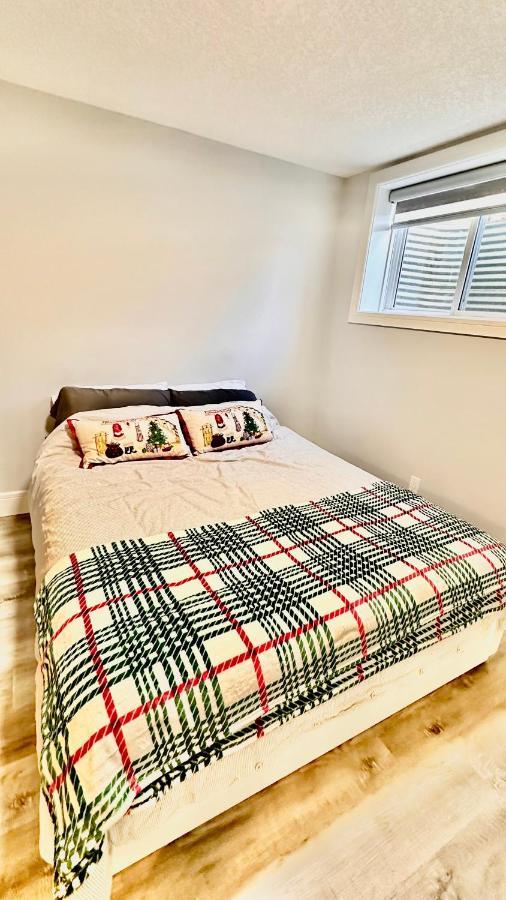 Cozy Basement Suite-溫馨小屋 Designated Parking Calgary Bagian luar foto