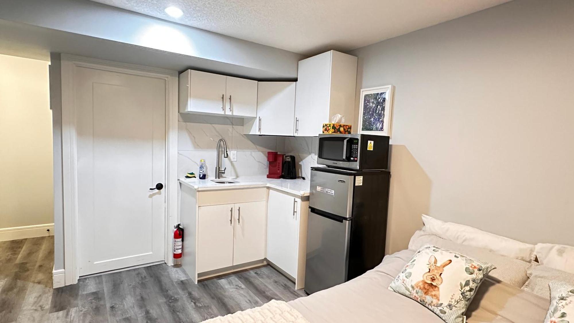 Cozy Basement Suite-溫馨小屋 Designated Parking Calgary Bagian luar foto
